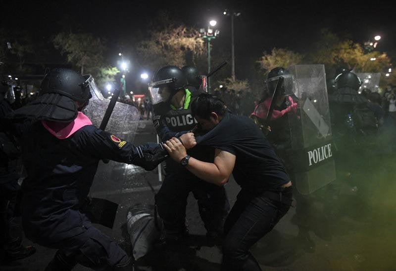 Thai police clash with protesters near king`s palace